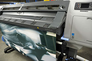 L'impression numérique chez Kappeler Enseignes : Imprimante numérique  "LATEX 25-500"  Roll to Roll.